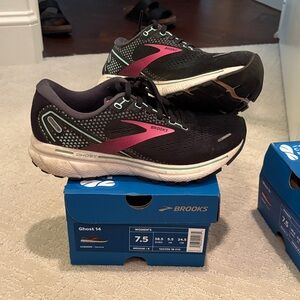 Brooks Women's Ghost 14 Black with Pink Accents